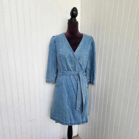 NWT $36 Universal Thread Womans Puff 3/4 Sleeve Denim Wrap Dress Light Wash MD - Picture 2 of 16